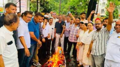 हल्द्वानी: नशे के खिलाफ आवाज उठाने वालों पर मुकदमे का विरोध, कांग्रेस ने फूंका पुलिस प्रशासन का पुतला